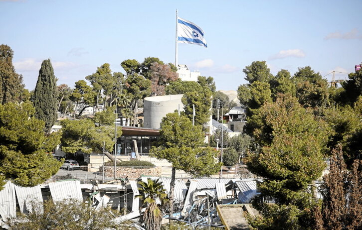 La bandera israelí ondea entre los edficios demolidos en la sede de la Unrwa en Jerusalén Este.