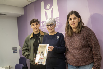 Miren Elgarresta, directora de Emakunde, junto a Ane Arbillaga (izquierda) y Garbiñe Lozano (derecha).