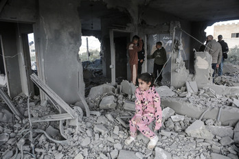 Una niña entre los escombros de un edificio destruido por Israel en la ciudad de Qabatiya, al sur de Jenin.