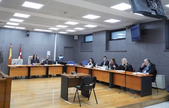 Imagen de una de las sesiones del juicio del joven que mató a su novia en un brote psicótibo en Bilbo.