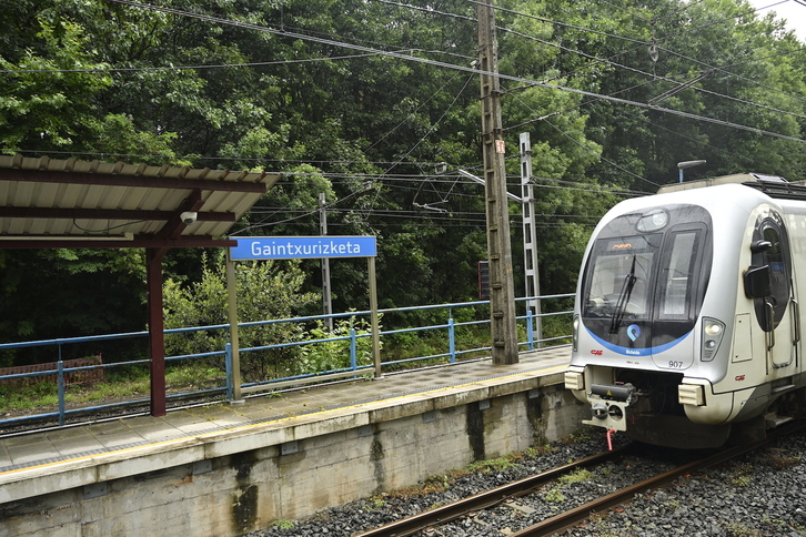 Un Topo llega a Gaintxurizketa por la vía de la derecha.