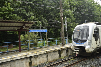 Un Topo llega a Gaintxurizketa por la vía de la derecha. 