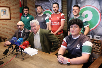 Sentados, Juan Carlos Soto, Joxemari Mitxelena e Itsaso Zubizarreta, este martes en Abadiño.