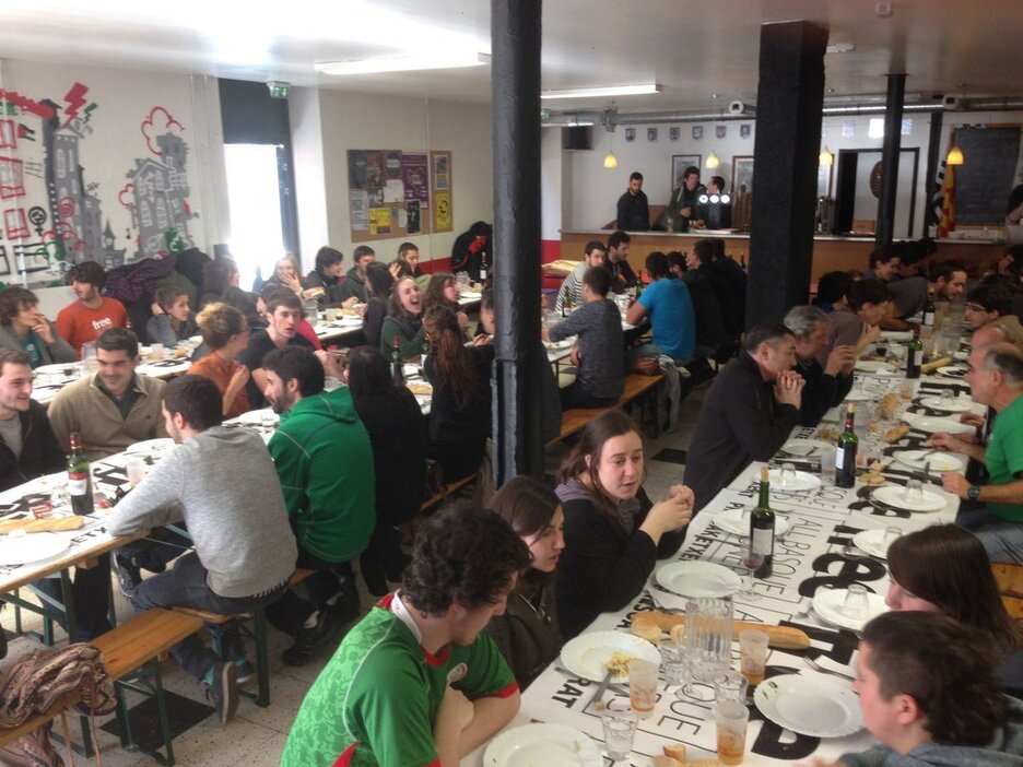 Urtebeteko ibilbidea ospatzeko bazkaria antolatu zuen Zizpak.