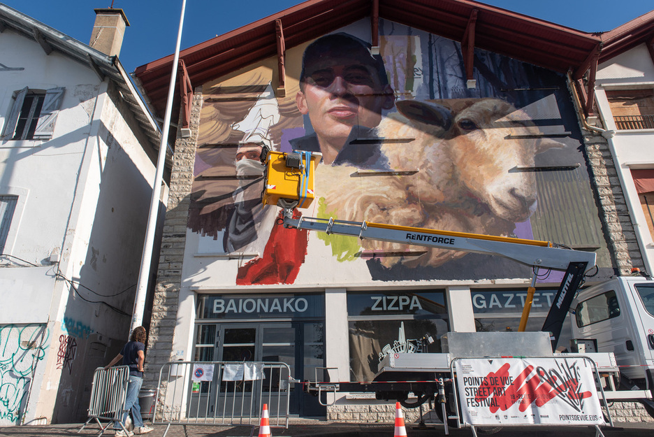 Nexgraff gazte gipuzkoarrak Zizparen kanpoaldeko murala tindatu zuen.