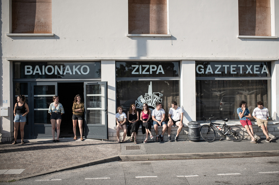 2023an Zizpako kide ziren gazteak, gaztetxearen aitzinean.