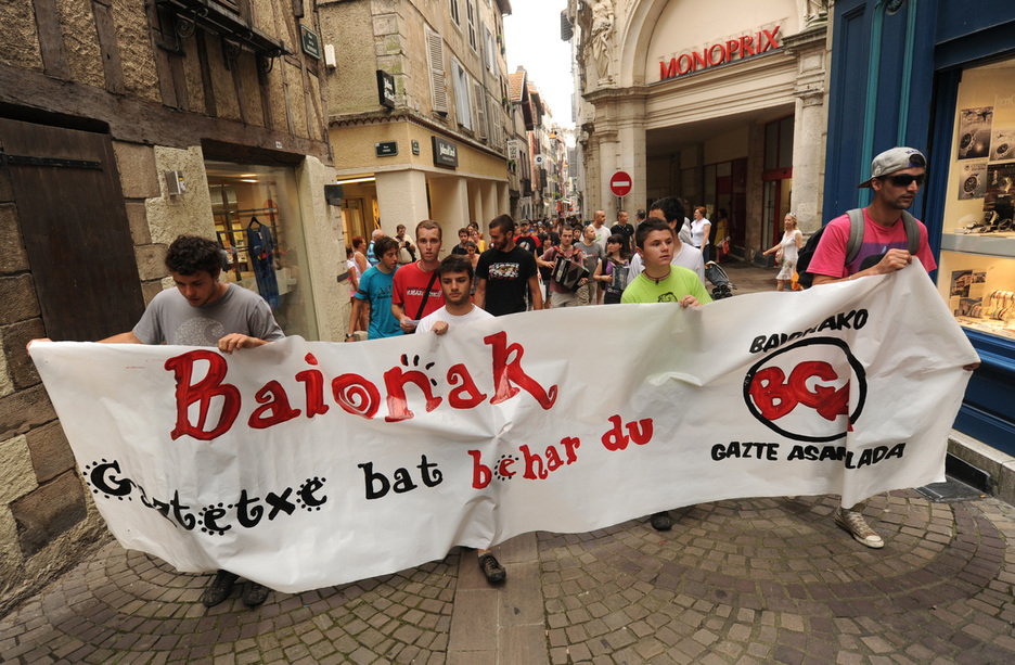 Okupazioaren egunean berean Baionako karriketan barrena eginiko manifestazioa.