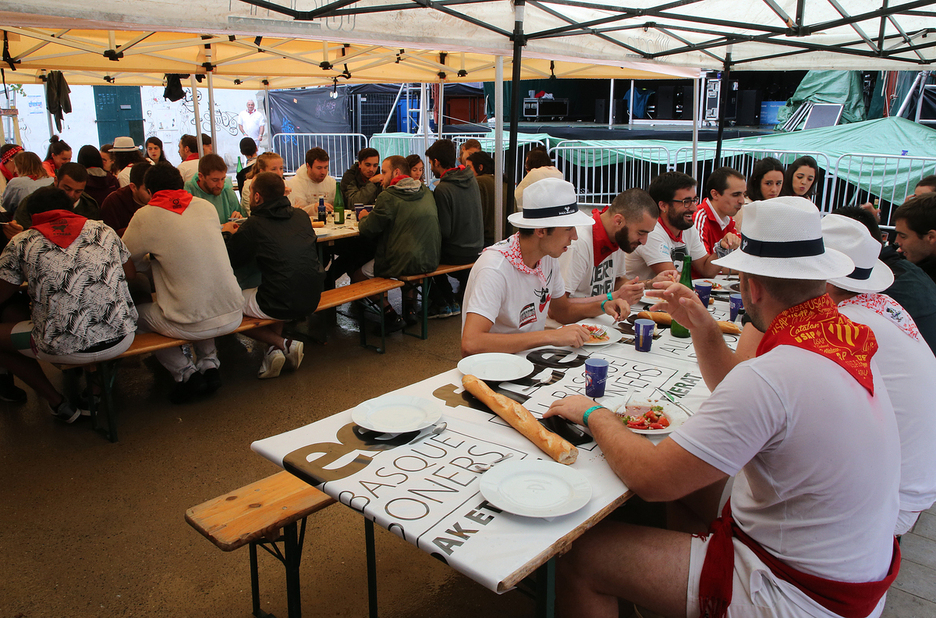 2019ko Baionako bestetarako Zizpak antolaturiko gazte bazkaria.