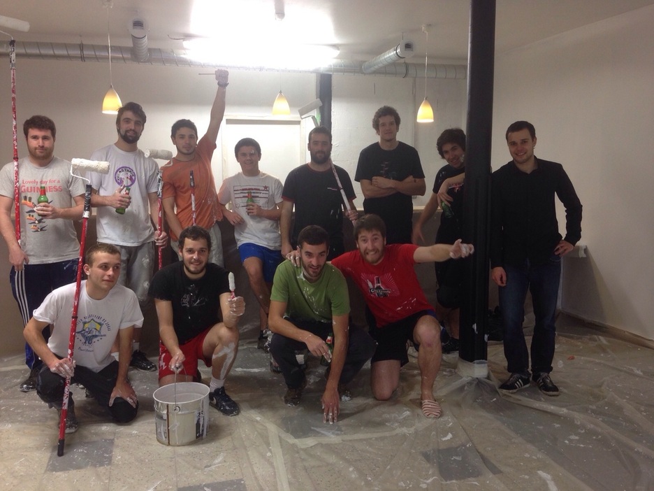 Gaztetxeko kide ohiak, birmoldatzeko lanetan.