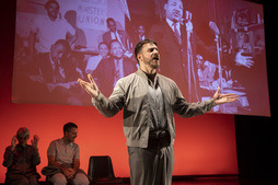 Ikuskizunaren irudi bat. 