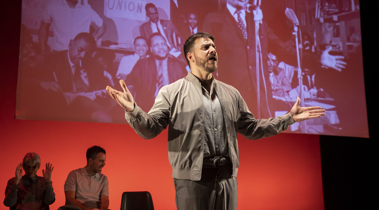 Ikuskizunaren irudi bat. 