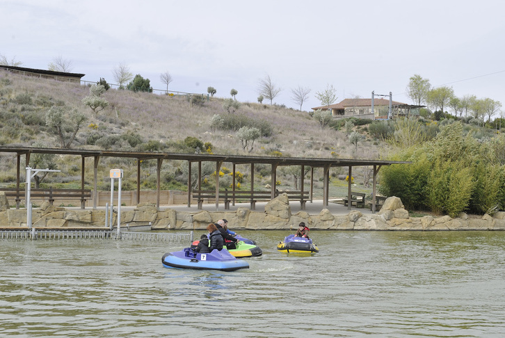 Un grupo de personas disfruta de las instalaciones del parque.