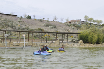 Un grupo de personas disfruta de las instalaciones del parque.