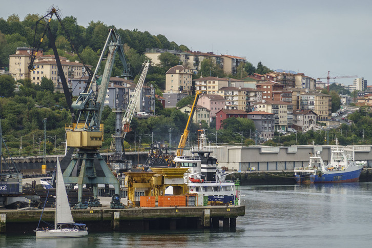 Grúas en el puerto de Pasaia.