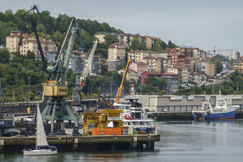 Grúas en el puerto de Pasaia.