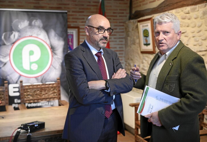 Soto y Mitxelena, ayer en la sede de la Federación Vasca de Pelota.