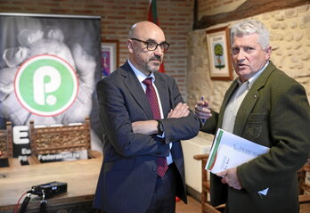 Soto y Mitxelena, ayer en la sede de la Federación Vasca de Pelota.