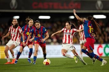 Agote y Vicky López intentan alcanzar el balón durante la semifinal de Supercopa entre Athletic y Barcelona en Castellón.