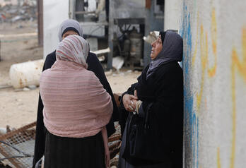 Mujeres palestinas lloran durante el funeral de tres muertos tras un derrumbe.