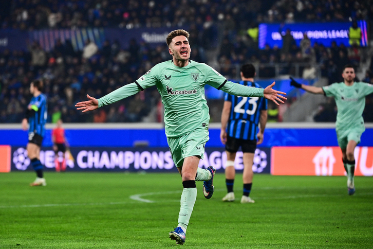 Robert Navarro celebra el 1-3 después de haber asistido en el 1-2.