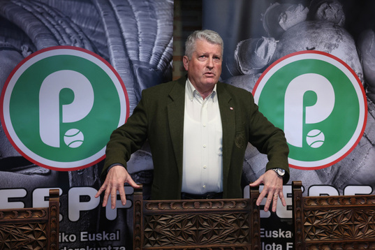 Joxe Mari MItxelena EEPFko presidentea Abadiños hilaren 21ean egindako agerraldian.