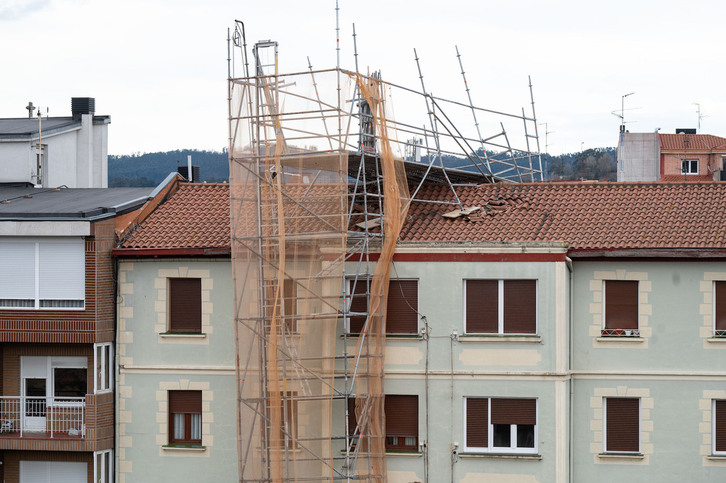 El viento desplazó este andamio en Barakaldo.