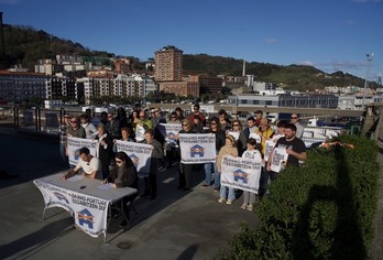 Concentración de los y las vecinas del bloque de Escalerillas, en el exterior del edificio.