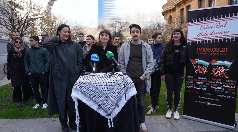 Kattalin Barcena eta Cris Lizarraga musikariek eta Iñigo Rodríguez plataformako kideak hartu dute hitza prentsaurrekoan.