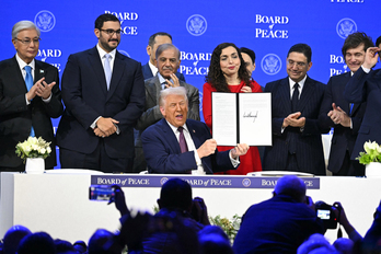 Donald Trump (centro), sostiene la carta fundacional firmada en la reunión de la «Junta de Paz» durante la reunión anual del Foro Económico Mundial (FEM) en Davos, el 22 de enero de 2026.