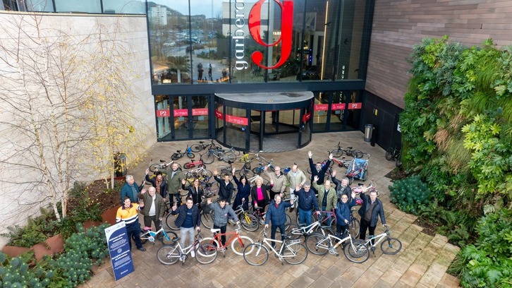 Bildu dituzten bizikletetako batzuekin agerraldia egin dute Garbera merkatalgunean.