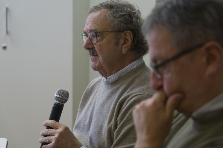 Fernando Vidarteren prentsaurrekoa, Inaxio Errandorenaren alboan, Aspe pilota enpresak izan duen jabetza aldaketa azaltzeko.