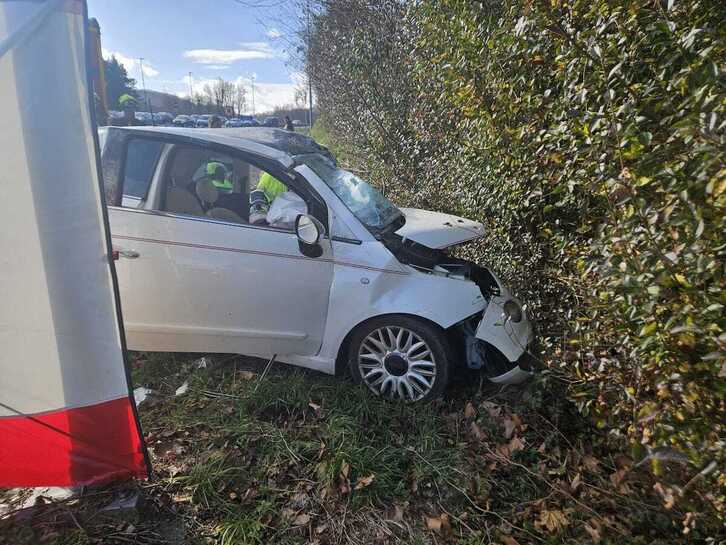 Estado del vehículo accidentado en Irun, cuyo conductor ha fallecido en el siniestro.