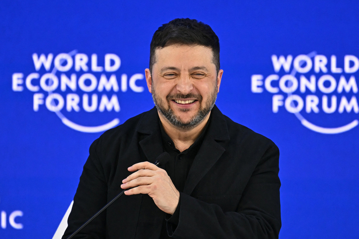 Zelenski ha hecho el anuncio así de distendido en Davos.