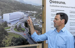 Imanol Pradales, hauteskunde kanpainan, osasun arloko eraikin berri baten gaineko xehetasunak ematen.