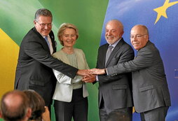 Ursula Von der Leyen, Brasilgo agintariekin, EBren eta Mercosurren arteko akordioaz hitz egiteko bileran.