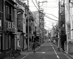 Japoniako kaleetan, eraikin bakoitza mikro-hiri bat da.