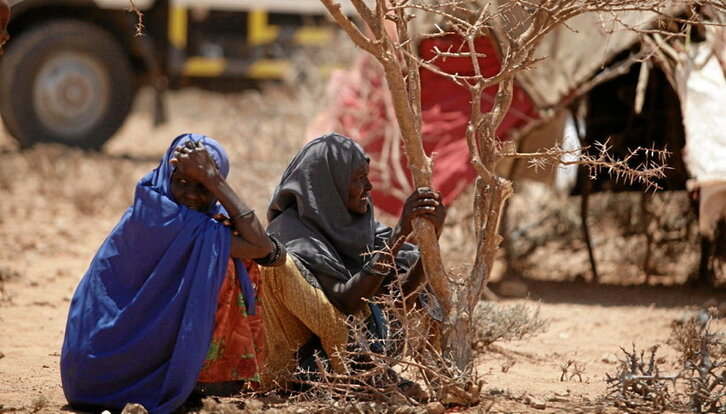 Somalilandiako Dhanaano herrixkan ur eta elikagai eske bertaratutakoak hartzeko kanpamentua.