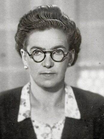 Irudian, Primi Erostarbe Etxebarria. Bere jendetasuna eta alaitasuna nabarmentzen dute ezagutu zutenek.