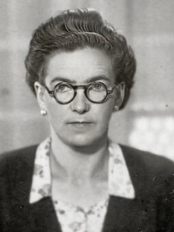 Irudian, Primi Erostarbe Etxebarria. Bere jendetasuna eta alaitasuna nabarmentzen dute ezagutu zutenek.