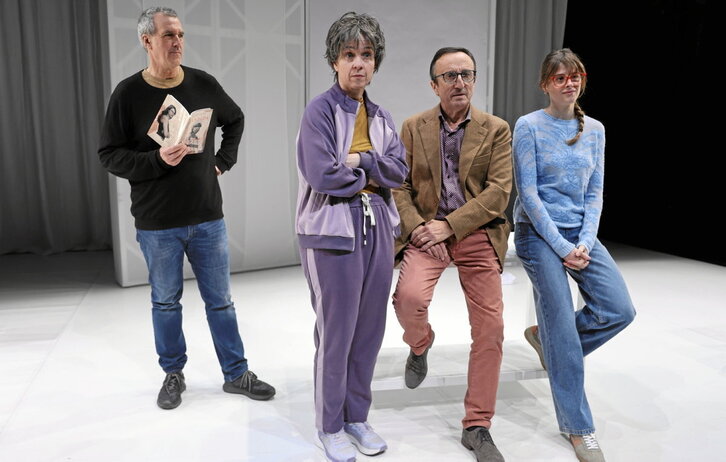 Ezker-eskuin, Patxo Telleria idazle eta zuzendaria eta Miren Gaztañaga, Nerea Mazo eta Mikel Martinez aktoreak.