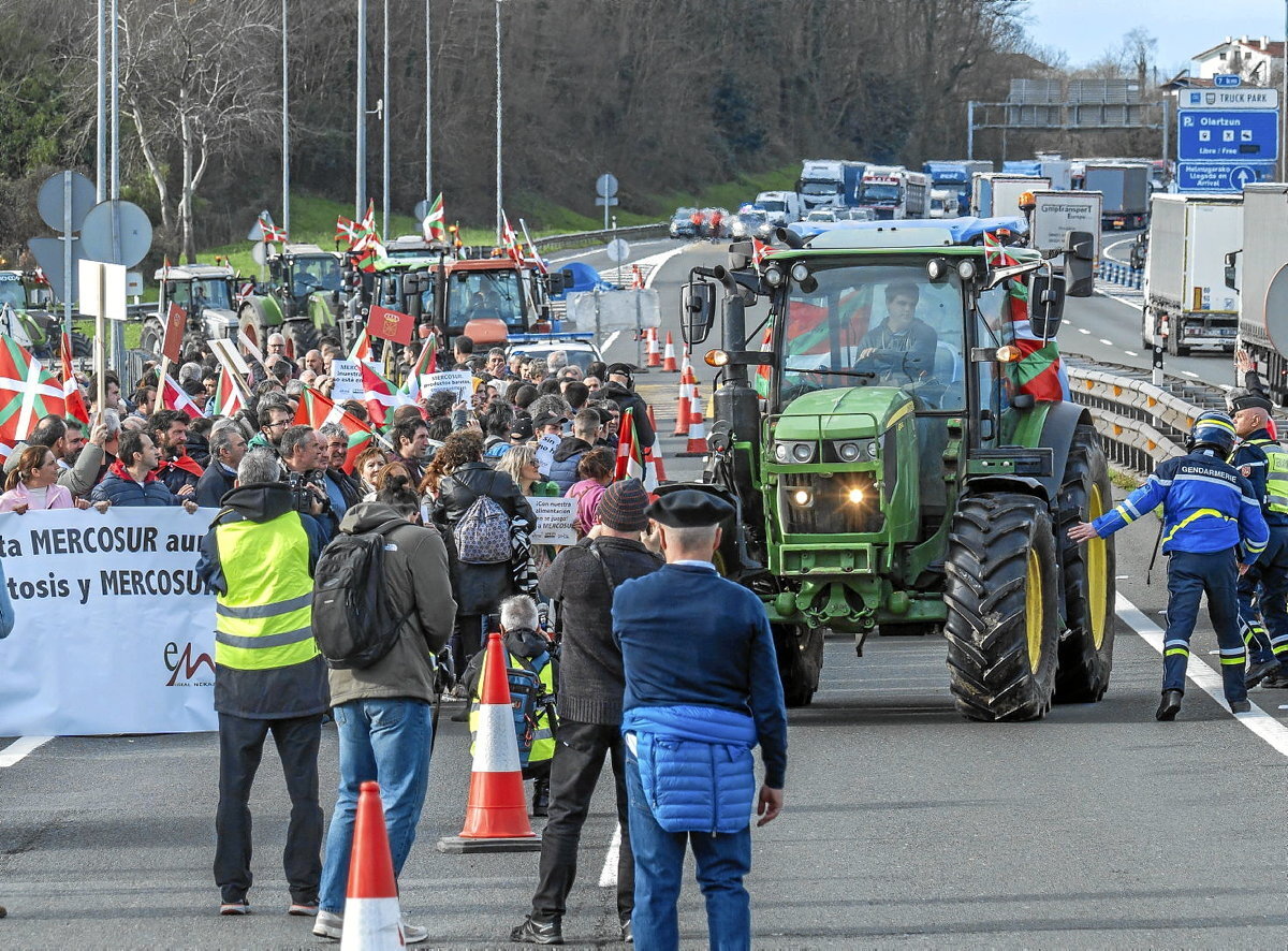 Nekazari eta abeltzainen protesta, Gipuzkoa eta Lapurdi arteko mugan. (Andoni CANELLADA / FOKU)