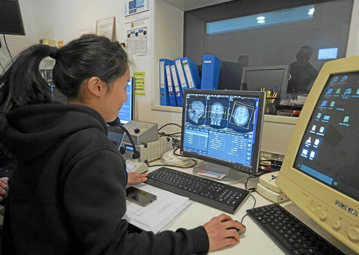 BCBL zentroko langile bat, ordenagailuan lanean.