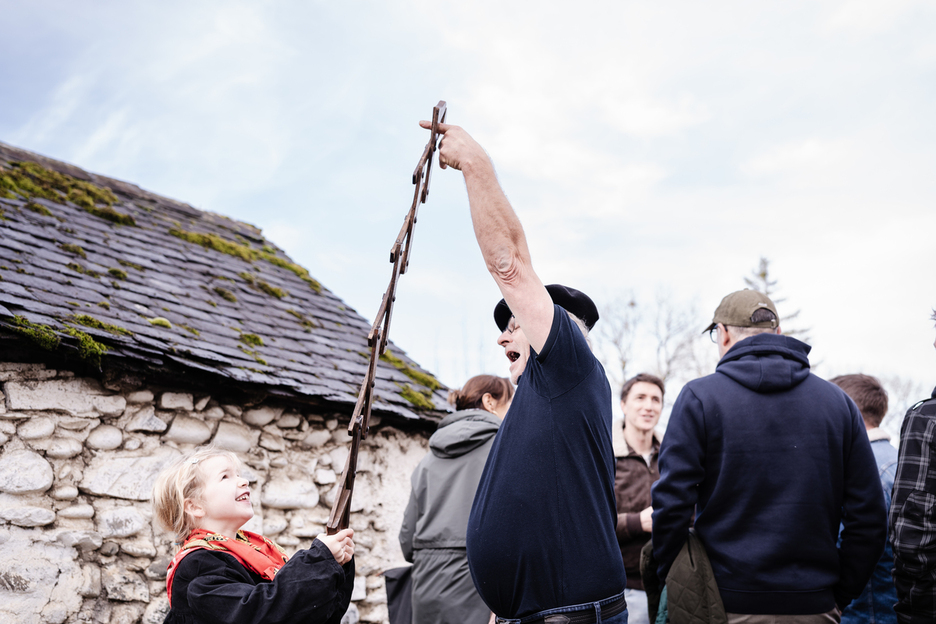 Hamabost emanaldi eginen dituzte orotara.