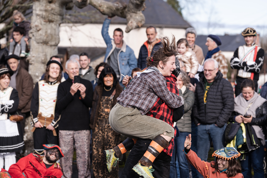 Hiru zamaltzain elkartu ziren dantzetan, bi gorri eta beltz bat.