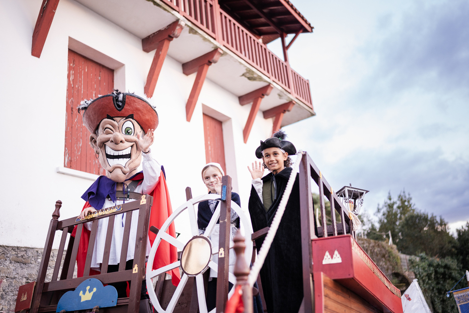 Pellot eta Neskatxa Hendaiako Kaneta portutik heldu ziren herria, herriko bestak abiatzeko prest. Pellot eta Neskatxa Hendaiako Kaneta portutik heldu ziren herria, herriko bestak abiatzeko prest.