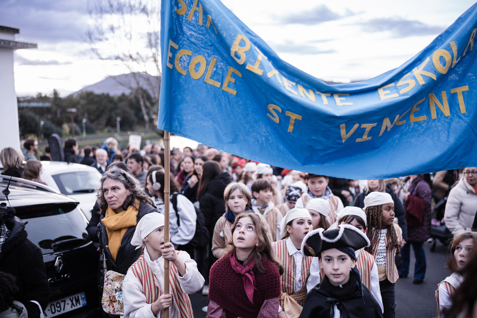 Hendaiako ikastetxe guzietako haurrak kortsarioz mozorrotzen dira desfilean parte hartzeko. Hendaiako ikastetxe guzietako haurrak kortsarioz mozorrotzen dira desfilean parte hartzeko.