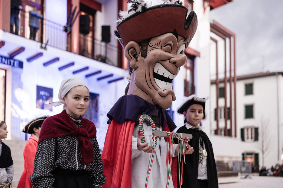 Pellot, Hiri Barneko eskolako ordezkariekin (Imran el Bouzaidi Bellil eta Elena Aramburu). Pellot, Hiri Barneko eskolako ordezkariekin (Imran el Bouzaidi Bellil eta Elena Aramburu).