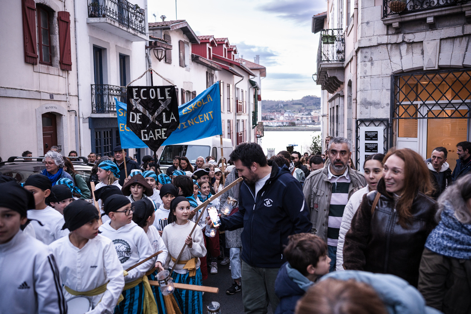 Ikasleak, Kanetatik herriko etxera bidean. Ikasleak, Kanetatik herriko etxera bidean.