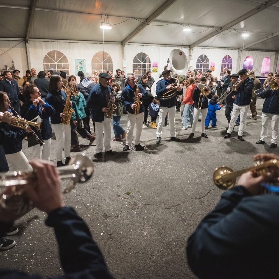 Txarangak alaitu zuen besta hasiera. Txarangak alaitu zuen besta hasiera.
