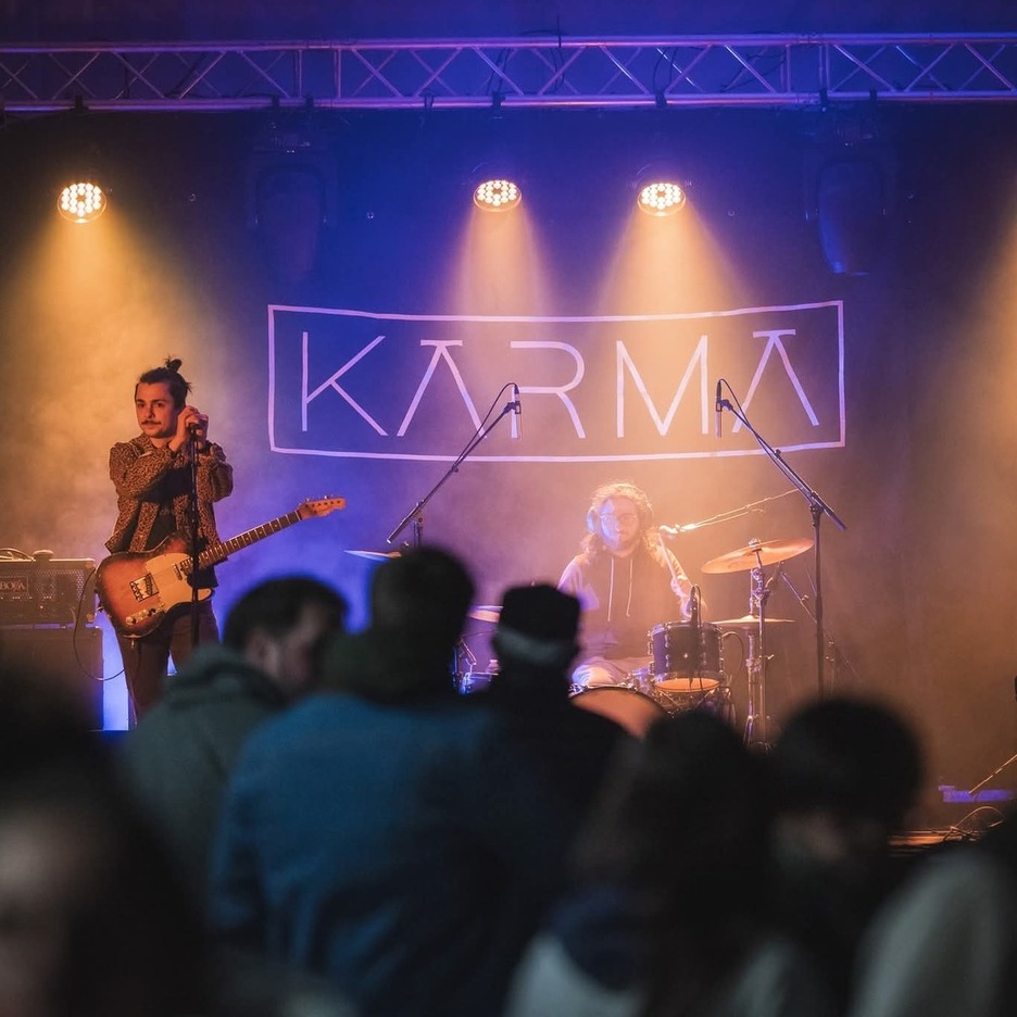 Besteak beste, Karma taldeak kontzertua eman zuen Ziburuko bestetako lehen asteburuan. Besteak beste, Karma taldeak kontzertua eman zuen Ziburuko bestetako lehen asteburuan.